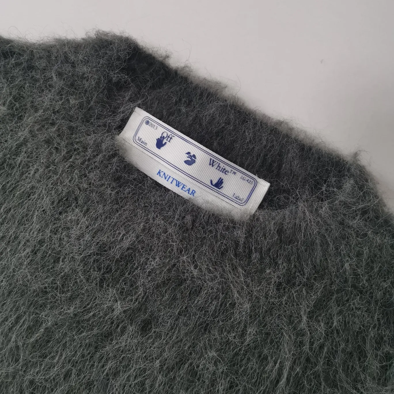 The top tested version OFFWHITE (OW) Gradient Mohair Striped Arrow Sweater Hoodie Gradient Rendering Arrow Couple Knitted Sweater Mohair sweater OW will be released every year🛒 The same style and ever-changing colors, really no girl does not love it, it is super suitable for wearing under a down jacket in winter, and will not be bloated! If the lower body is missing, their favorite os version🙋🏻‍♀️ intuitively adds natural softness and fairy beauty effect, which is the best choice! The upper body is lightweight and does not weigh down the body while keeping warm. The sleeves and the gradient arrow parts on the back are repeatedly patterned until the gradient level is satisfied before large-scale products are released. The craftsmanship is extremely demanding. Each sweater is woolen at least ten times to give it a plush, thick feel and good fluffiness! ✅ Fabric composition: 50% mohair 32 spandex 18% wool, three-level anti-pilling Color: gray-white gradient Size: XS/S (positive European size, size is too large) ⚠️Sweater cleaning method: Mohair is not the same as ordinary short-sleeved sweaters, and it is also different from other thick-line sweaters! Mohair is lighter and softer, so be careful not to machine wash it, not machine washable! ! emphasize! !  ⚠️Hand wash with warm water and cold water P:440